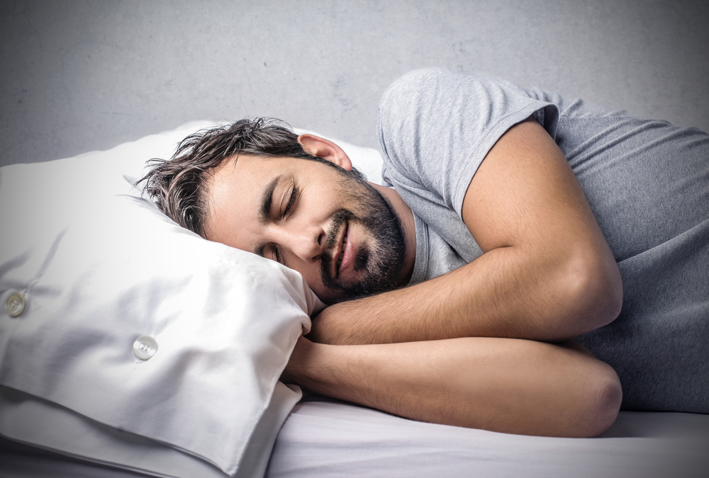眠る男性