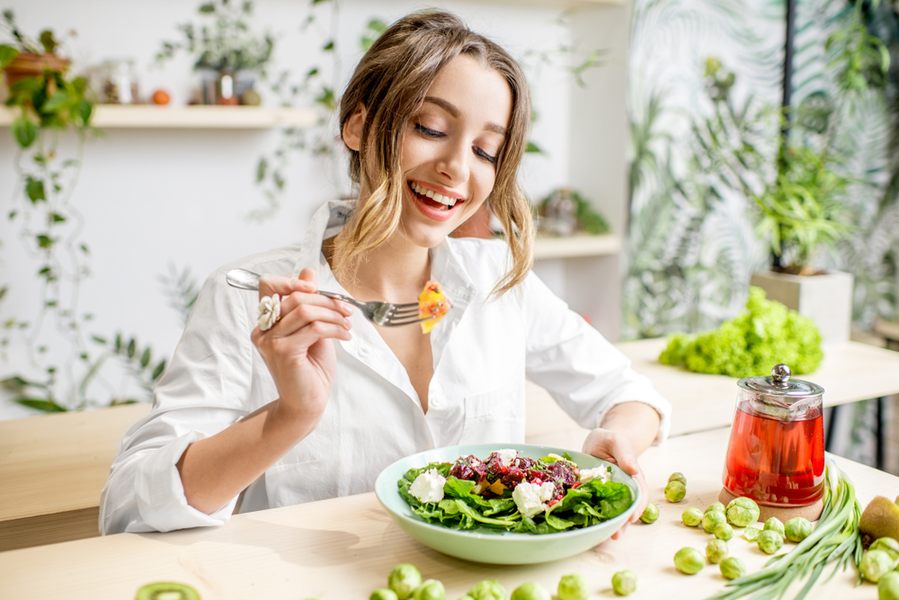 食事をする女性