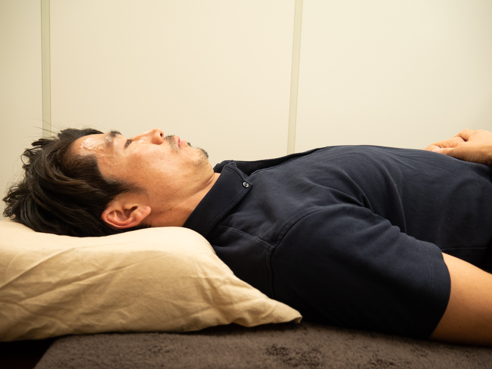 あごを引いて枕に寝る状態