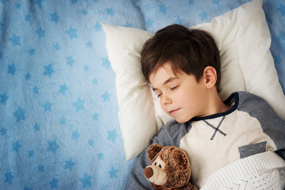 眠る男の子